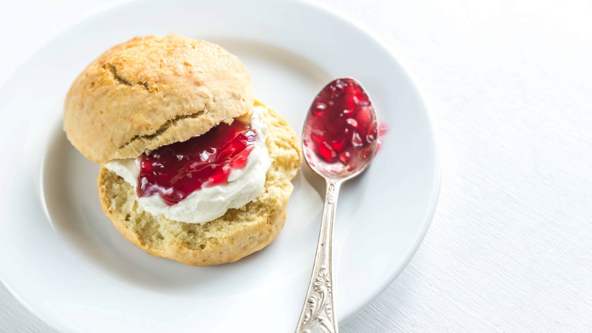 delicious-scone-with-cream-and-jam