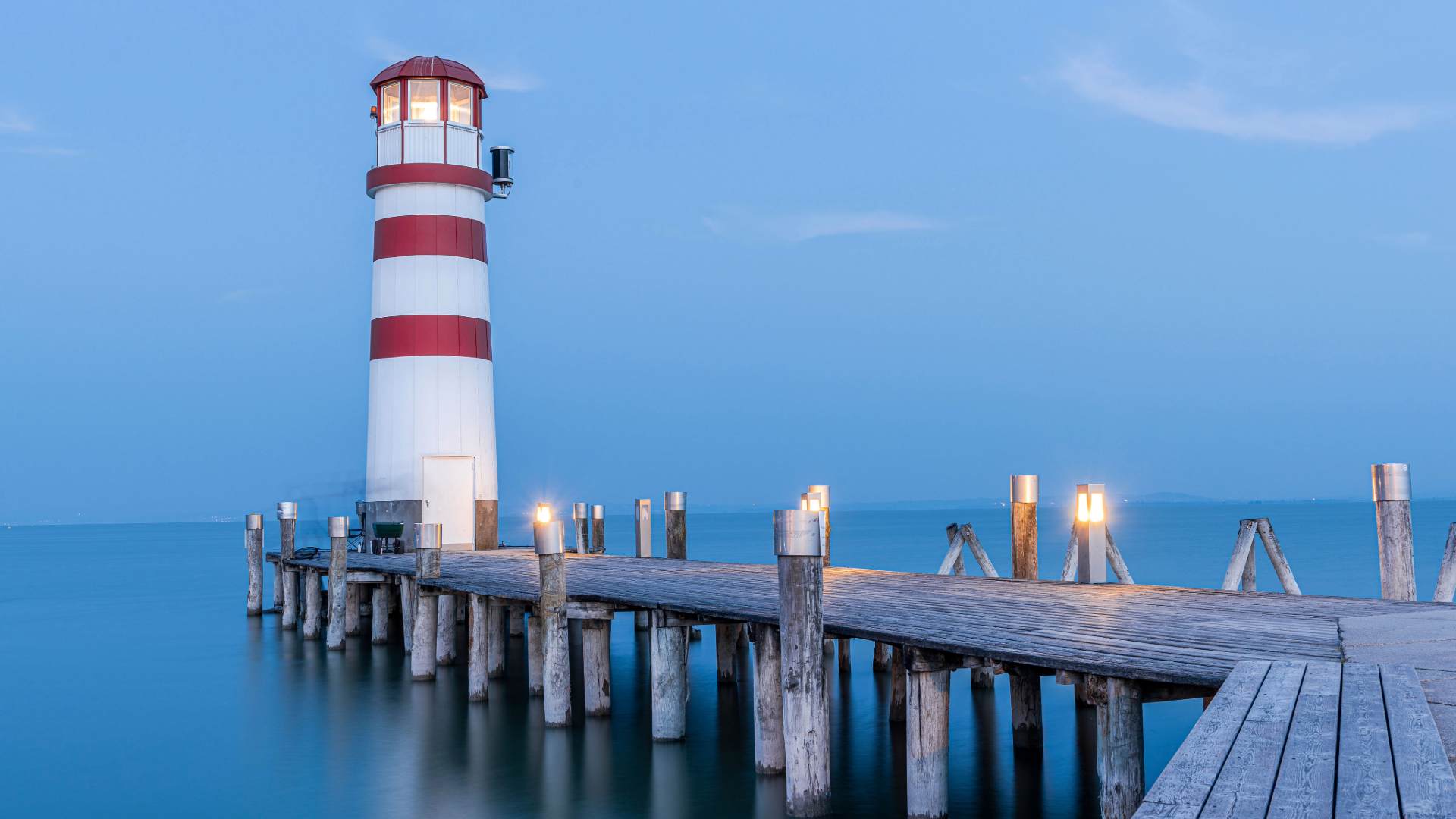 lighthouse-at-lake